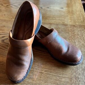 WOMANS LEATHER BORN SLIP-ONS…